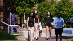 Studenti na kampusu Univerziteta Severne Karoline Čepel Hil. Univerzitet se ove nedelje prebacio na onlajn nastavu posle izbijanja zaraze Kovida 19 na fakultetu.