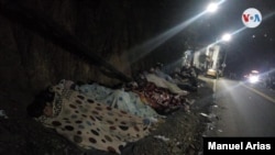 A la intemperie, familias enteras de migrantes, pasan las noches en su largo camino hacia el interior de Colombia desde la frontera con Venezuela. Foto Red Humanitaria.