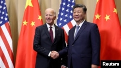 Presidenti Biden shtrëngon duart me Presidentin Xi (Peru, 16 nëntor 2024)