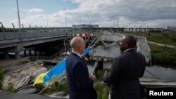 Тіньовий міністр закордонних справ Сполученого Королівства Девід Леммі та тіньовий міністр оборони Джон Гілі відвідують Ірпінь, Київська область