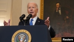 El presidente estadounidense Joe Biden habla sobre el paquete de ayuda para Ucrania, desde el Comedor Estatal de la Casa Blanca en Washington, D.C., EEUU, el 13 de febrero de 2024.