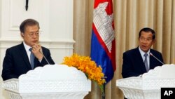 រូប​ឯកសារ៖ ​លោក Moon Jea-in ប្រធានាធិបតី​កូរ៉េខាង​ត្បូង​ (ឆ្វេង) និង​លោក​​នាយករដ្ឋមន្ត្រី ហ៊ុន សែន ចូល​រួម​សន្និសីទ​សារព័ត៌មាន​មួយ​​នៅ​​ភ្នំពេញ​ កាល​ពី​ថ្ងៃ​ទី​១៥ ខែ​មីនា ឆ្នាំ​២០១៩ ក្នុង​អំឡុង​ទស្សនកិច្ច​៣​ថ្ងៃ​របស់​​លោក​​នៅ​កម្ពុជា។ (AP)