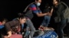 Familias migrantes solicitantes de asilo desembarcan en una balsa inflable después de cruzar el río Grande hacia los Estados Unidos desde México en Roma, Texas, el 9 de junio de 2021.