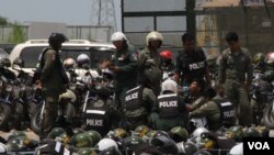 រូបឯកសារ៖ កង​កម្លាំង​សមត្ថ​កិច្ច​ប្រមាណ​១០០០នាក់​​​​ល្បាត​នៅ​ថ្ងៃអង្គារ​ទី​១៤​ មិថុនា​ឆ្នាំ​២០១៦ ​​នៅផ្លូវ​៦០​មែត្រ​ ​សង្កាត់​ចាក់អង្រែ​ក្រោម ​ខ័ណ្ឌ​មានជ័យ​ ដែល​មាន​ចម្ងាយ​ប្រមាណ​ជាង​៦០០​ម៉ែត្រ​ពី​ទីស្នាក់ការ​កណ្ដាល​គណបក្ស​ប្រឆាំង។ (VOA) 