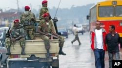 Des militaires éthiopiens patrouillent des affrontements entre les manifestants et les forces de sécurité, à Addis-Abeba, en Ethiopie, 7 août 2016.