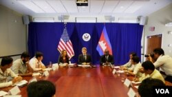 កម្រង​រូបភាព៖ លោក ថម ម៉ាលីណូស្គី មន្ត្រី​ជាន់​ខ្ពស់​ស.រ.អា​ធ្វើ​សន្និសីទ​សារព័ត៌មាន​បញ្ចប់​ដំណើរ​ទស្សនកិច្ច​របស់​លោក 