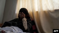 Berhan (faux nom) 30, originaire d'Edaga Hamus, est assise à son lit dans un hôpital de Mekele, le 27 février 2021.