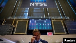 A trader works on the floor of the New York Stock Exchange (NYSE) in New York, Aug. 28, 2018. 
