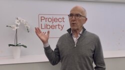 企業家、前洛杉磯道奇隊老闆弗蘭克·麥考特在瑞士達沃斯舉行世界經濟論壇會議上接受采訪，表達願意與其他買家合資競購TikTok美國業務的意願。 (路透：2025年1月23日)