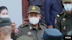 រូប​ឯកសារ៖ រដ្ឋមន្ត្រីការពារជាតិ លោក ទៀ បាញ់ ថ្លែងទៅកាន់អ្នកសារព័ត៌មានក្នុងអំឡុងយុទ្ធនាការចាក់វ៉ាក់សាំងបង្ការជំងឺកូវីដ១៩ របស់ក្រុមហ៊ុនរដ្ឋចិន Sinopharm នៅរាជធានីភ្នំពេញ ខែកុម្ភៈ ឆ្នាំ២០២១។ (ហ៊ាន សុជាតា/វីអូអេ)