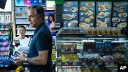 Держсекретар США Ентоні Блінкен окрім офіційних зустрічей відвідав декілька неформальних комерційних закладів під час дводенного візиту до України. Brendan Smialowski/Pool via AP
