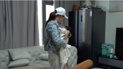 中國媽媽“小葉”(化名)抱著她2024年底在塞班島產下的女兒。 (美國之音拍攝)