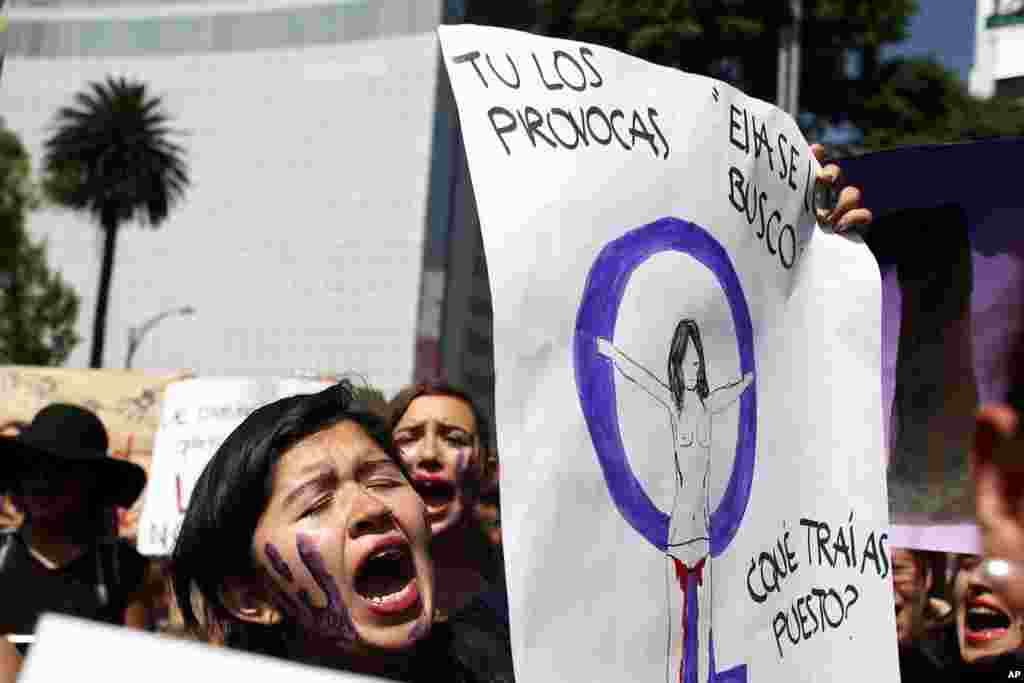En México, unas 200 personas se concentraron en la estatua del Ángel de la Independencia con carteles con leyendas como "Ni una más" mientras gritaban "&iexcl;Aunque traiga escote, aunque traiga falda, no quiero ser asesinada!". &nbsp; &nbsp;