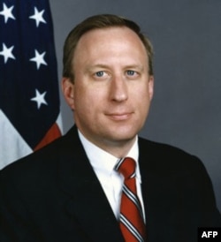 Jorj Krol, tajribali diplomat, o'zbek va rus tillarida gaplasha oladi. 2003-2006 yillarda Belarusda elchilik qilgan. Undan keyin esa AQShning Markaziy Osiyo bo'ychia bosh diplomati bo'lgan.