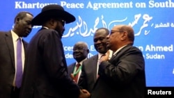 Rais wa Sudan Kusini Salva Kiir (kushoto), Rais wa Sudan Omar Al-Bashir (kulia) na kiongozi wa waasi Sudan Kusini Riek Machar (kati) walipomaliza mazungumzo ya amani mjini Khartoum, Sudan, Juni 27, 2018.
