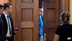 Kandidat novoizabranog predsjednika Donalda Trumpa za državnog tužioca, Matt Gaetz, zatvara vrata privatnom sastanku u Capitolu u Washingtonu, 20. novembra 2024. godine.