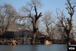 Dozens of villagers’ houses in Srekor village submerged above water due to flooding caused by the 400-megawatt Lower Sesan 2 Dam, in Stung Treng provicne, Nov 28, 2018. (Sun Narin/VOA Khmer)