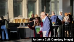 Flor Molina, sobreviviente de la trata de personas y líder del movimiento, habla con el director ejecutivo de Free the Slaves, Maurice Middleberg, en Nueva York.