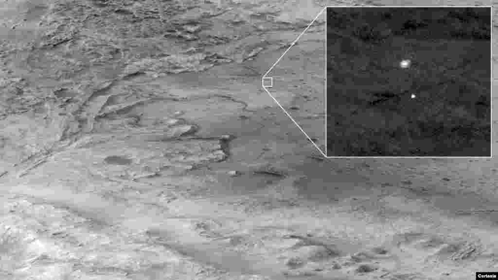 Descenso del Perseverance a través de la atmósfera marciana, el 18 de febrero de 2021, con su paracaídas detrás. [Foto NASA/JPL-Caltech/University of Arizona]