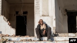 በታሪካዊው የፒያሳ አካባቢ በፈረሱ ቤቶች መካከል አንድ አዛውንት ተቀምጠው ሲተክዙ ይታያሉ - መጋቢት 17፣ 2024