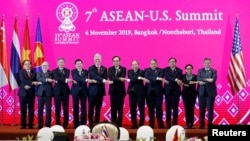 រូបឯកសារ៖ លោក Robert C. O’Brien ទីប្រឹក្សា​សន្ដិសុខ​ជាតិ​សហរដ្ឋអាមេរិក​និង​ក្រុម​រដ្ឋមន្ត្រី​ការបរទេស​អាស៊ាន​​ចូលរួម​កិច្ចប្រជុំ​កំពូល​អាស៊ាន​អាមេរិក​ក្នុង​ទីក្រុង​បាងកក ប្រទេស​ថៃ ថ្ងៃ​ទី​៤ ខែ​វិច្ឆិកា ឆ្នាំ​២០១៩។