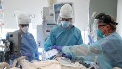 ARHIVA - Dr. Den Pontičelo i dr. Gabriel Gomez intubiraju pacijenta sa koronavirusom u bolnici Providens u mestu Mišn Vijeho u Kaliforniji, 8. januara 2021.