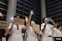 9月23日香港黄大仙区的一班中学生在某商场举行集会抗议警方暴力 (美国之音鸣笛拍摄)