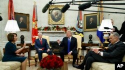 Kutoka kushoto : Kiongozi wa walio wachache Nancy Pelosi, Makamu wa Rais Mike Pence, Rais Donald Trump na Kiongozi wa walio wachache katika Baraza la Seneti Chuck Schumer wakiwa katika mazungumzo ya kuepusha serikali kufungwa ambayo yaligonga ukuta, Jumanne, Disemba 11, 2018.