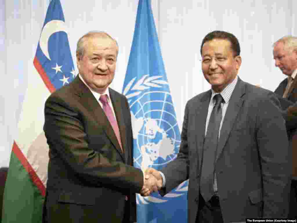 O'zbekiston Tashqi ishlar vaziri Abdulaziz Komilov BMTning Mintaqaviy jinoyat va adolat bo'yicha tadqiqotlar instituti rahbari Jonatan Lukas bilan Markaziy Osiyoda kimyoviy, biologik, radiologik va yadroviy izlanishlar markazi o'chish yuzasidan kelishuvga imzo chekdi. Brussel, 18-may, 2015