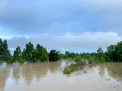 រូបភាព​ផ្សាយ​លើ​ទំព័រ​ហ្វេសប៊ុក​របស់​ក្រសួង​ធនធាន​ទឹកនិង​ឧតុ​និយម​ បង្ហាញ​ពី​ស្ថានភាព​ទឹក​ជំនន់​នៅ តាម​ព្រំដែន​កម្ពុជា-ថៃ នៅ​ថ្ងៃទី​១៨ ខែ​តុលា ឆ្នាំ​២០២១។ (ហ្វេសប៊ុក/ក្រសួង​ធនធាន​ទឹកនិង​ឧតុ​និយម)