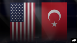 រូបឯកសារ៖ ទង់ជាតិ​របស់​​សហរដ្ឋអាមេរិក និងទង់ជាតិ​របស់​ប្រទេសតួគី។