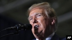 El precandidato presidencial republicano y expresidente Donald Trump durante un evento de campaña en el Centro de Convenciones del Área de Charleston, el miércoles 14 de febrero de 2024, en North Charleston, Carolina del Sur.