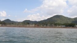 រថយន្តដឹកដីបើកបរនៅកន្លែងចាក់ដីលុបឆ្នេរសមុទ្រក្នុងក្រុងកែប ខេត្តកែប កាលពីថ្ងៃទី២៧ ខែធ្នូ ឆ្នាំ២០២១។ (ស៊ុន ណារិន/វីអូអេ)