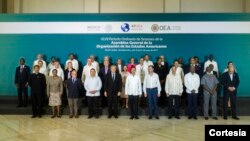 Los cancilleres y el presidente de México, Enrique Peña Nieto posan para la tradicional foto de la Asamblea General de la OEA.