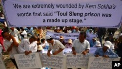 បាតុករ​​​លើកបដា​ទាមទារ​ឲ្យ​លោក​កឹម សុខា សុំទោស​ ទាក់ទង​នឹង​​សេចក្តី​អត្ថាធិប្បាយ​រឿង​គុក​ទួលស្លែង​ ដែល​លោក​កឹម សុខា​ អះអាងថា មាន​ការ​កាត់ត​ខុស​ខ្លឹម​សារ​​ដែលលោក​បាននិយាយ។​​