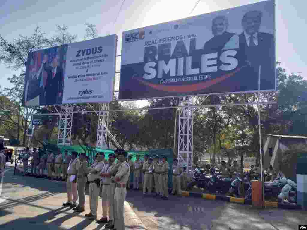 احمد آباد کے کرکٹ اسٹیڈیم میں 'نمستے ٹرمپ' کے نام سے ایک تقریب کا اہتمام بھی کیا گیا ہے۔