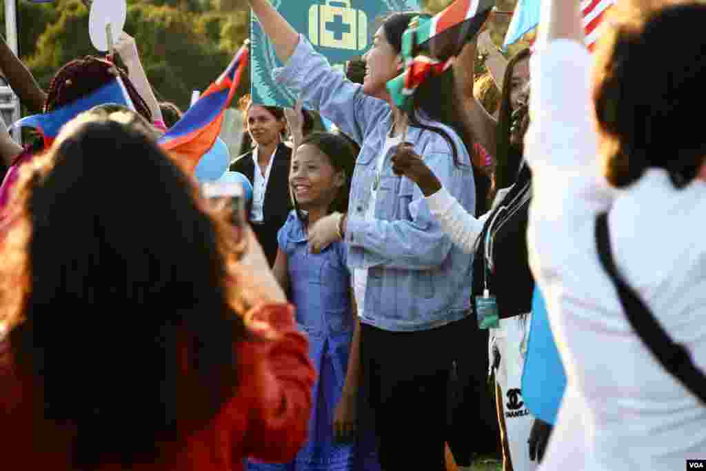 កុមារី​ខ្មែរ​ លន ដារ៉ាស៊ូចេង ១២ ឆ្នាំ ប្រធាន​ក្រុម​ Cambodia Identity Product ​ចូល​រួម​ការ​ដង្ហែ​ទង់​ជាតិ​​នៅ​ថ្ងៃ​ចុង​ក្រោយ​នៃ​​ការ​ប្រកួត​ផ្តាច់​ព្រ័ត្រ​ Technovation Challenge World Pitch Summit នៅ​ទី​ស្នាក់ការ​កណ្តាល​ក្រុមហ៊ុន Google នៅ​ក្រុង Mountain View រដ្ឋ​កាលីហ្វរញ៉ា សហរដ្ឋ​អាមេរិក កណ្តាល​តំបន់​បច្ចេកវិទ្យា Silicon Valley កាល​ពី​ថ្ងៃ​​ព្រហស្បតិ៍​ ទី​​០៩ ខែ​សីហា ឆ្នាំ​២០១៧។ (សឹង សុផាត/VOA)