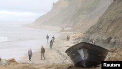 Uno de los botes que llegaron a Blacks Beach en San Diego, California, el domingo 12 de marzo de 2023.