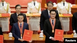 中國私人企業家馬雲（前左）和馬化騰等人在北京人大會堂出席慶祝改革開放40週年活動。 （2018年12月18日）