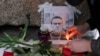 Un retrato del líder de la oposición rusa Alexei Navalny se colocó en el monumento a las víctimas de la represión política tras su muerte, en San Petersburgo, Rusia, el 16 de febrero de 2024.