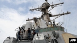 資料照：美國海軍米利厄斯號驅逐艦的軍人掀開艦載“方陣”近距離武器系統（CIWS）的罩子。 （2012年8月18日）