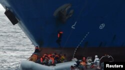 Des migrants dans un canot gonflable lors de l’opération dignité de l’ONG Malta en Méditerranée, Libye, 16 avril 2017.