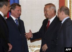 Rumsfeld o'z kitobida Islom Karimovni uddaburo, sovetcha ish yuritadigan ammo gapning po'skallasini aytadigan rahbar deya eslaydi