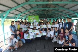 សមាជិកក្រុមអេកូយុវទូតបានធ្វើដំណើរទស្សនកិច្ចសិក្សានៅខេត្តពោធិ៍សាត់ និងខេត្តកំពង់ឆ្នាំង តាមបណ្តោយទន្លេមេគង្គ ដើម្បីផ្សព្វផ្សាយពីអច្ចរិយភាពនៃទន្លេមេគង្គ កាលពីខែកក្កដា ឆ្នាំ២០១៨។ (រូបថតផ្តល់ឲ្យដោយអេកូយុវទូត)