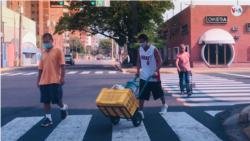 Vendedores ambulantes de Venezuela aseguran que sus dineros se evaporan rápidamente si tienen dos o tres días continuos sin trabajar.[Foto: Gustavo Ocando Alex]
