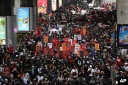 រូបឯកសារ៖ មនុស្ស​ជាច្រើន​នាក់​ចូលរួម​ធ្វើបាតុកម្ម​ទាមទារ​ឱ្យ​មាន​ការ​កែទម្រង់​ច្បាប់​ព្រះមហាក្សត្រ​ នៅទីក្រុង​បាងកក ប្រទេសថៃ កាលពីថ្ងៃទី១៤ ខែវិច្ឆិកា ឆ្នាំ២០២១។