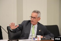 រូបឯកសារ៖ សមាជិក​សភា​លោក Alan Lowenthal នៃ​គណបក្ស​ប្រជាធិបតេយ្យ​មក​ពី​រដ្ឋ California ថ្លែង​នៅ​ឯ​សវនាការ​សាធារណៈ​មួយរបស់​អនុ​គណៈកម្មការ​ទទួល​បន្ទុក​តំបន់​អាស៊ីប៉ាស៊ីហ្វិក​នៃ​គណៈកម្មការការ​បរទេស។ (ស្រេង លក្ខិណា/VOA)