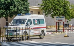 រថយន្ត​សង្គ្រោះបន្ទាន់របស់ក្រុមមន្ត្រីសុខាភិបាល​រង់ចាំ​ដឹកអ្នកជំងឺកូវីដ១៩ ​ដើម្បី​ទទួល​ការ​ព្យាបាល​នៅតាម​មណ្ឌលព្យាបាលនានា​ ឬ​ពេល​មាន​ផ្លាស់​ប្តូរទីតាំង​ទីតាំងព្យាបាល​នៅ​កោះ​ពេជ្រ​ ​រាជធានី​ភ្នំពេញ​ នៅ​ថ្ងៃទី​២១​ ខែ​មេសា​ ឆ្នាំ​២០២១។ (ខាន់ សុគុំមនោ/វីអូអ)