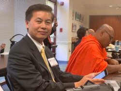 រូប​ឯកសារ៖ លោក​ យ័ប គឹមទឹង ប្រធាន​សមាគម​ខ្មែរ​-អាមេរិកាំង​ដើម្បី​សិទ្ធិ​មនុស្ស​និង​លទ្ធិ​ប្រជាធិបតេយ្យ នៅ​ក្នុង​កម្មវិធី​រំឭក​ខួប​លើក​ទី២៨ ​នៃ​សន្ធិសញ្ញា​សន្តិភាព​ទីក្រុង​ប៉ារីស នៅ​បណ្ណាល័យ​ George Mason Regional Library ក្នុង​ទីក្រុង​ Annandale រដ្ឋ​ ​Virginia ថ្ងៃទី១៨ ខែតុលា ឆ្នាំ២០១៩។ (សឿន វឌ្ឍនា/VOA)