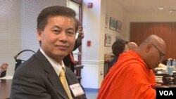 លោក​ យ័ប គឹមទឹង ប្រធាន​សមាគម​ខ្មែរ​-អាមេរិកាំង​ដើម្បី​សិទ្ធិ​មនុស្ស​និង​លទ្ធិ​ប្រជាធិបតេយ្យ នៅ​ក្នុង​កម្មវិធី​រំឭក​ខួប​លើក​ទី២៨ ​នៃ​សន្ធិសញ្ញា​សន្តិភាព​ទីក្រុង​ប៉ារីស នៅ​បណ្ណាល័យ​ George Mason Regional Library ក្នុង​ទីក្រុង​ Annandale រដ្ឋ​ ​Virginia ថ្ងៃទី១៨ ខែតុលា ឆ្នាំ២០១៩។ (សឿន វឌ្ឍនា/VOA)